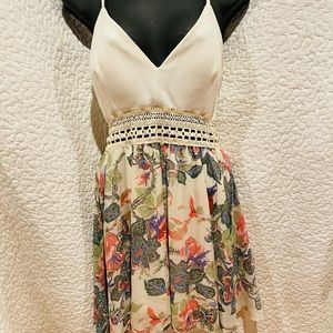 Sarah LA Cream with floral dress. Sz juniors L